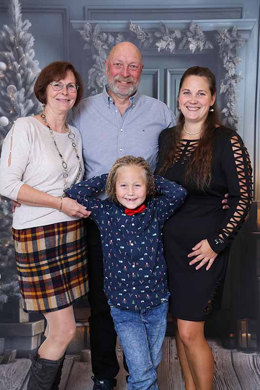 Weihnachtsshooting – Kind vor Weihnachtsset