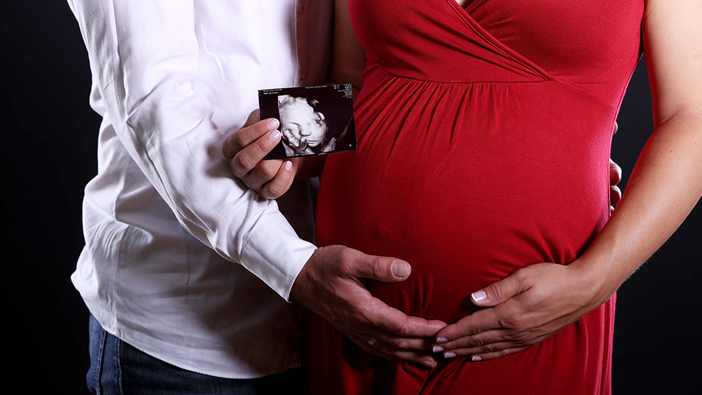 Babybauchshooting mit Partner in Hamburg - Eltern mit Ultraschallbild
