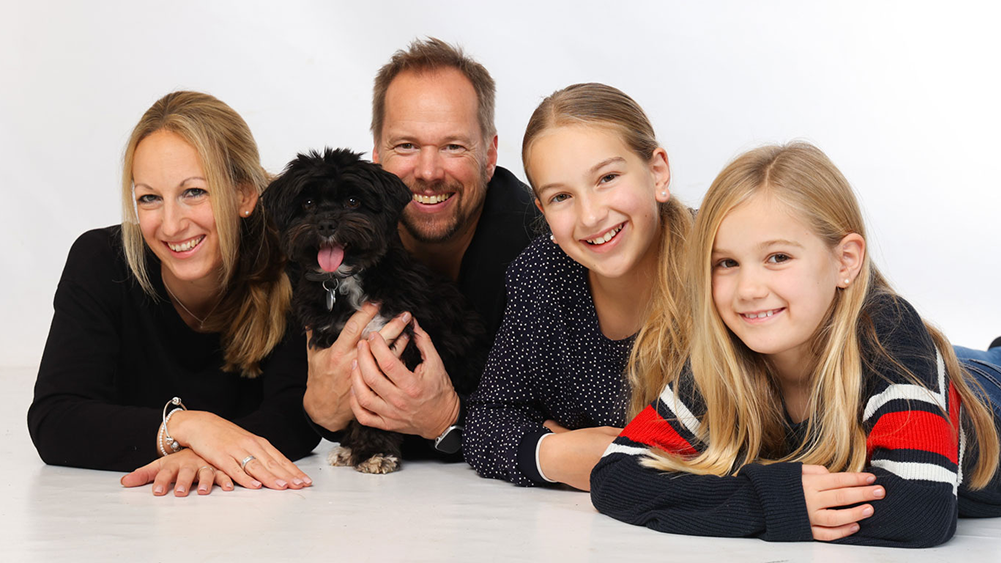 Mehr-Generationen-Fotos Hamburg – Familie mit Hund Familienshooting